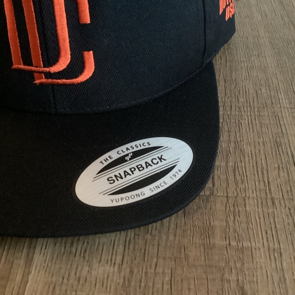 The Classics DC SnapBack hat - Picture 2 of 4
